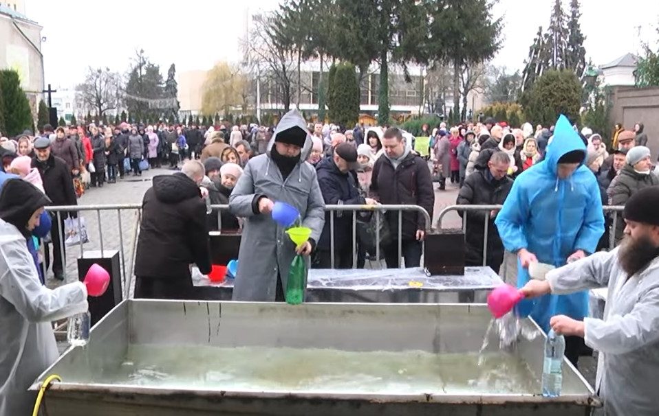У Луцьку на Водохреще сотні людей прийшли святити воду. Купалися – одиниці. Відео