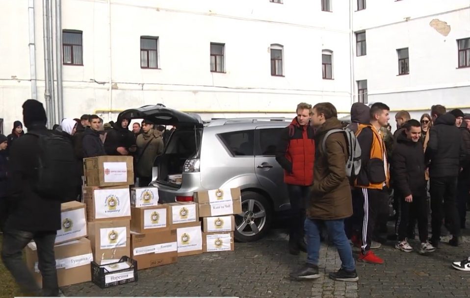 Сало, випічка й авто: у Луцьку студенти й викладачі скинулись на допомогу воїнам. Відео