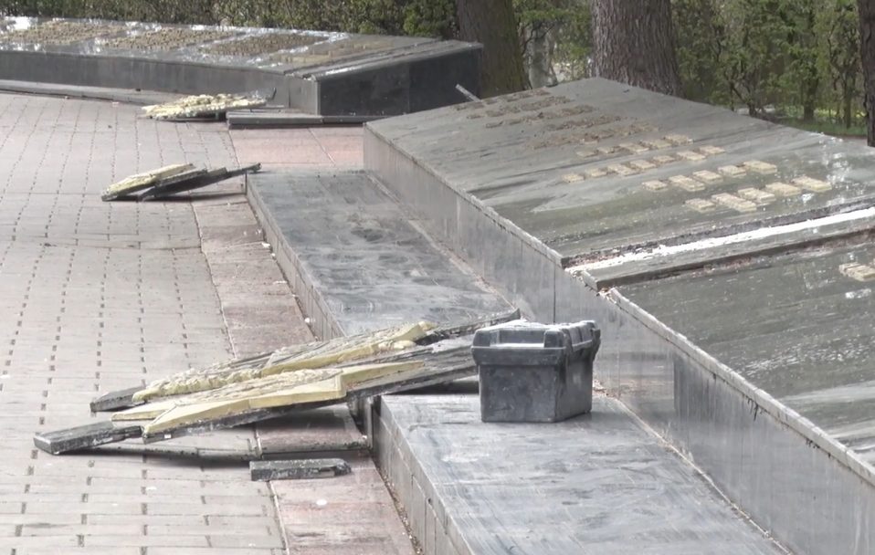 Радянщину – геть: у Луцьку на меморіалі нарешті взялися демонтувати комуністичну символіку. ВІДЕО