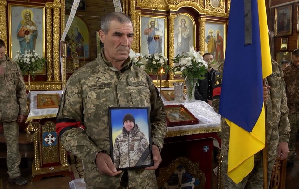 Віддав життя за Україну: у Луцьку в останню путь провели Героя Андрія Черевка. Відео