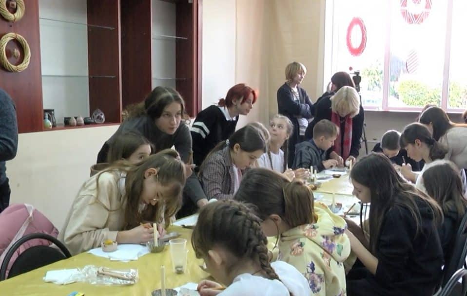 Замість квітів – «Слава Україні!»: які тепер у Луцьку малюють писанки. Відео