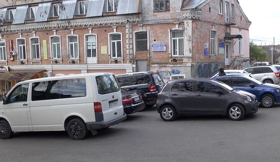 Пастка для авто в центрі Луцька: водіям не вистачає місця чи совісті? Відео