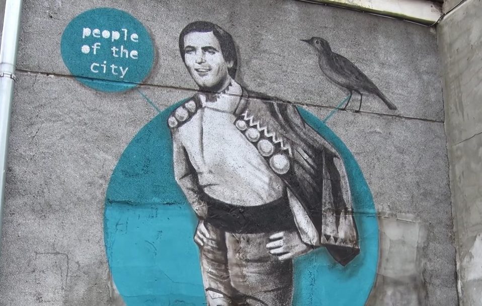Навіщо Юрій Чайка малює на стінах Луцька відомих людей. Відео