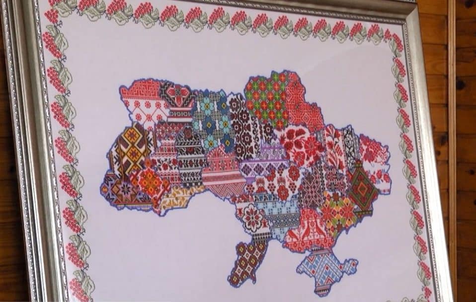 Волинянка вишила 32 ікони і карту України. Відео