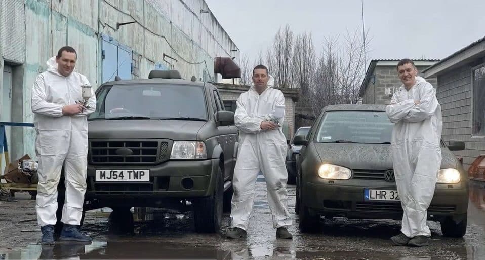 Семеро працівників РАЕС ремонтують авто для українських захисників. Відео