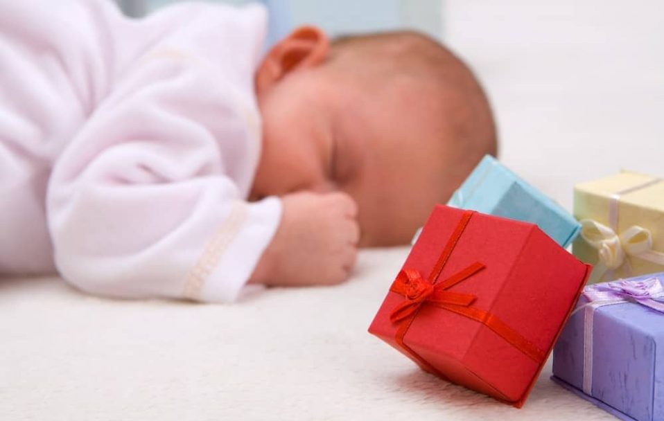 Дитячий одяг, іграшки, подарункові сертифікати: що презентувати батькам на честь народження дитини
