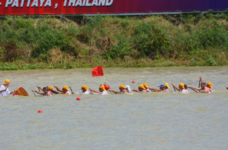 Вірусне відео з Таїланду: на Волині нагородили веслярів, які фінішували на затопленому човні