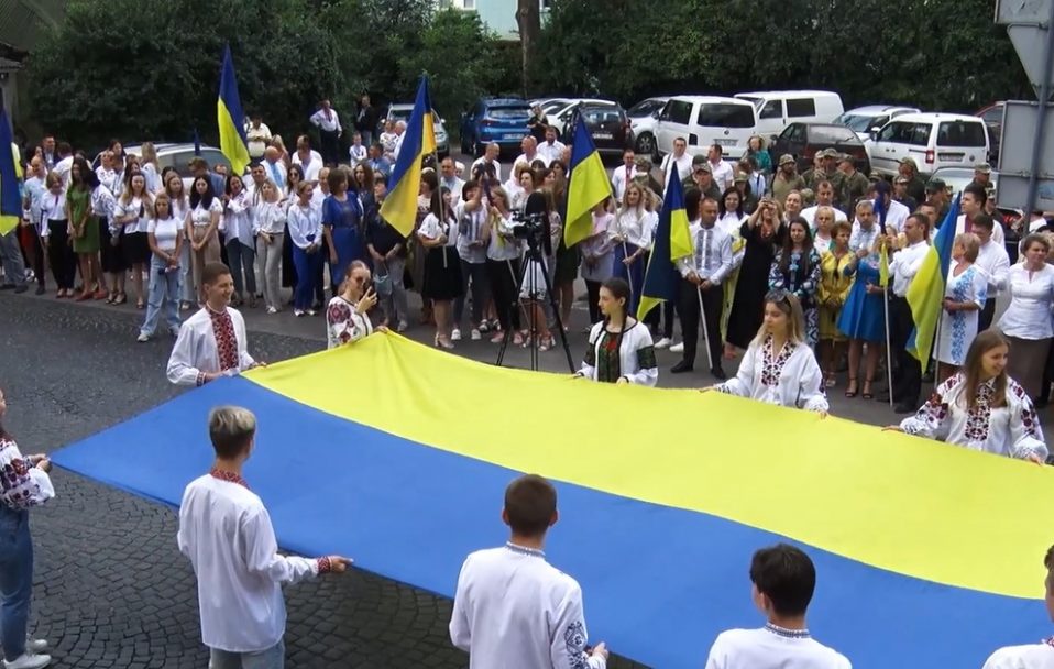 Співали «Червону калину» і танцювали під козацький марш: у Луцьку відзначили День прапора