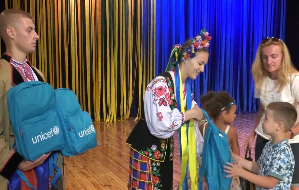 Завтра до школи: у Луцьку дітям-переселенцям вручили рюкзаки з навчальним приладдям