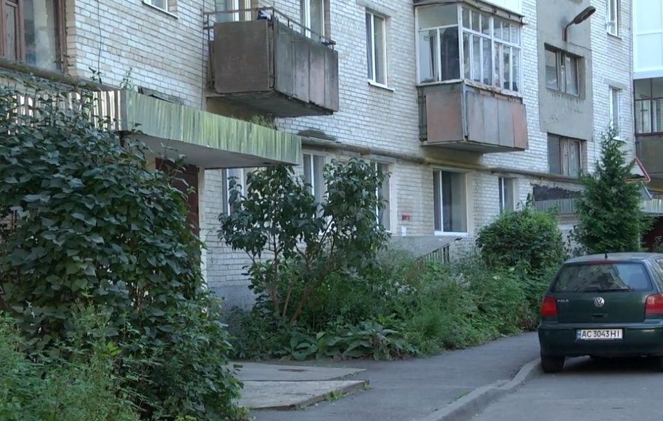 Ракетами били по Луцьку, у будинках неподалік місця вибуху повилітали шибки