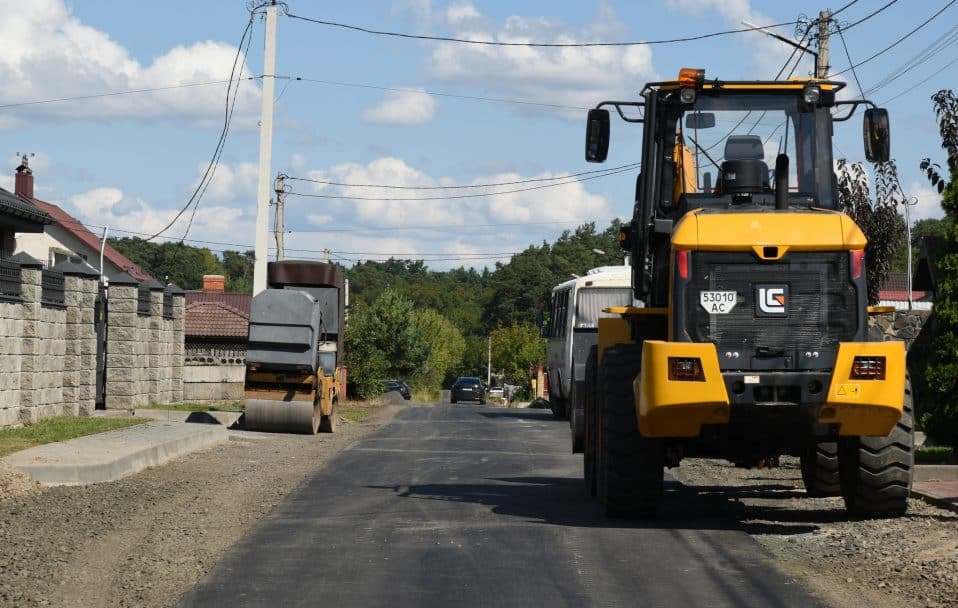 Асфальт замість болота: у селах біля Луцька – масштабний ремонт доріг