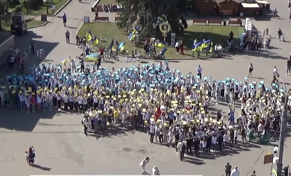 У центрі Луцька «ожила» карта України: флешмоб до Дня міста