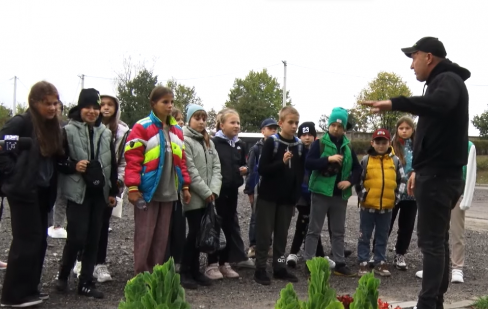 Є непотріб – будуть помідори! У Луцьку дітей вчать правильно викидати пляшки та інше сміття