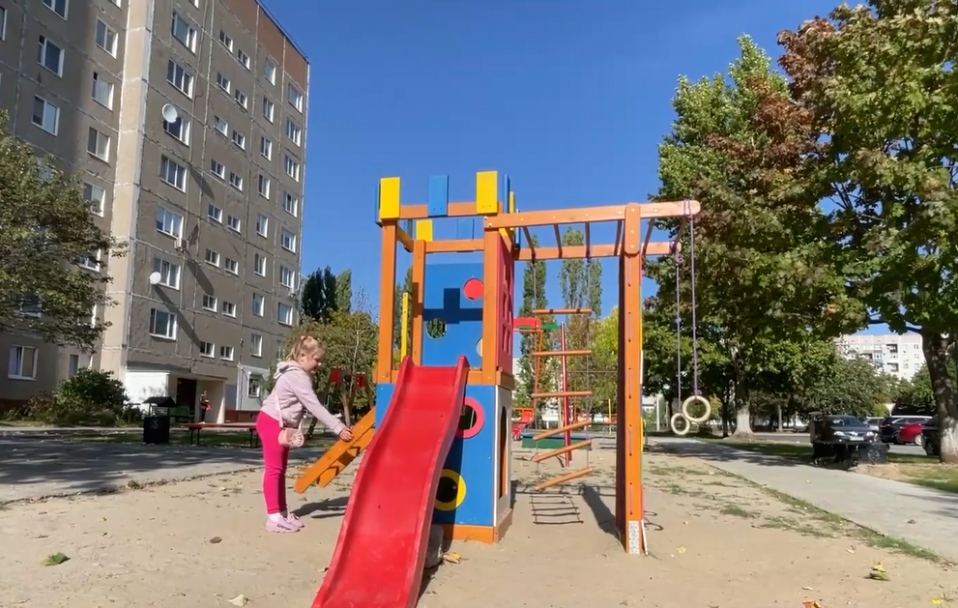 Батьки в пам’ять про полеглого на війні сина відкрили дитячий майданчик