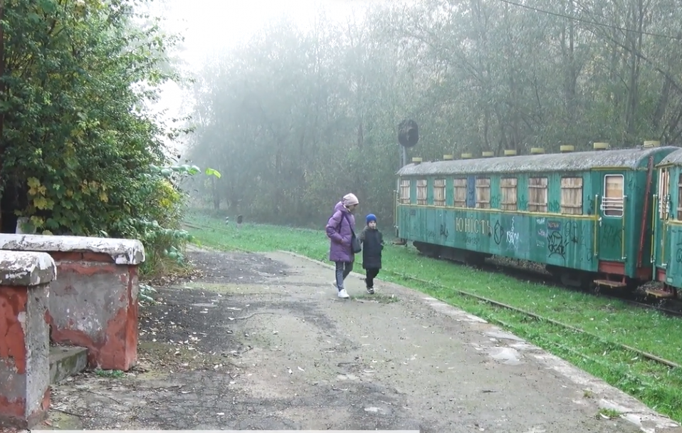 Хащі, пустка, іржавий потяг: коли будуть відновлювати дитячу залізницю в Луцьку