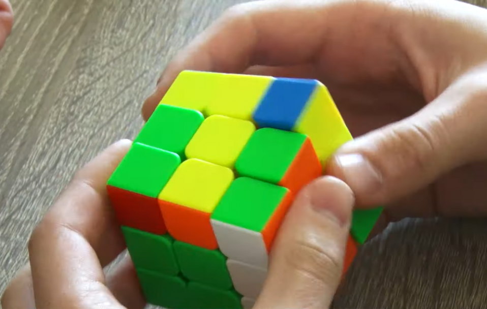 «Бандити» і «будинок»: у Луцьку придумали незвичайний спосіб складати кубик Рубика