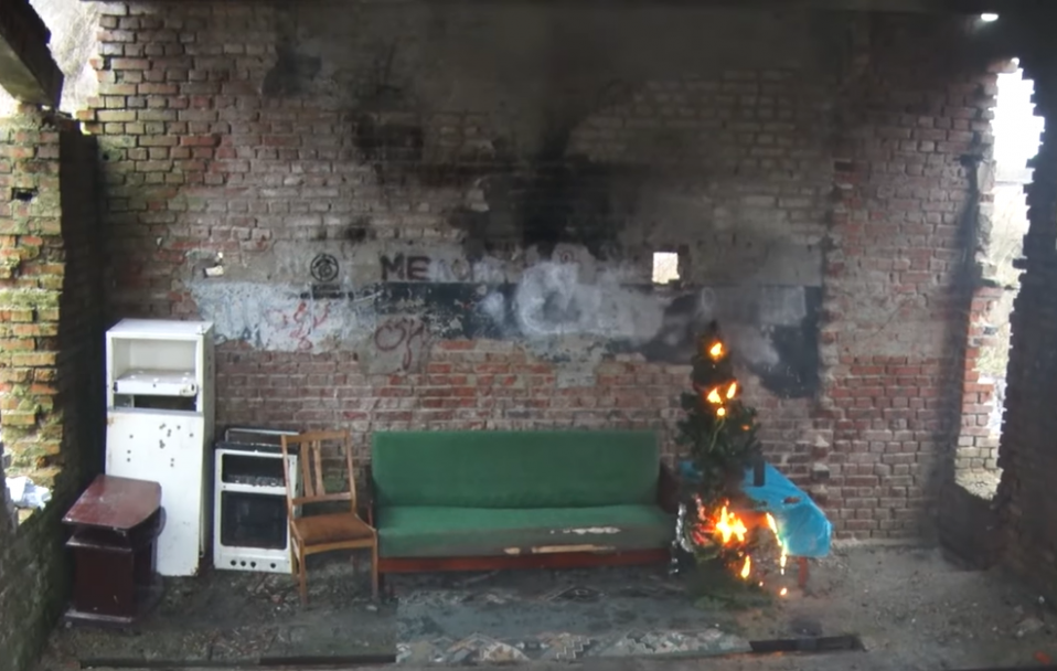 Пожежу влаштували… пожежники: спалили ялинку і диван, ще й пояснили, для чого