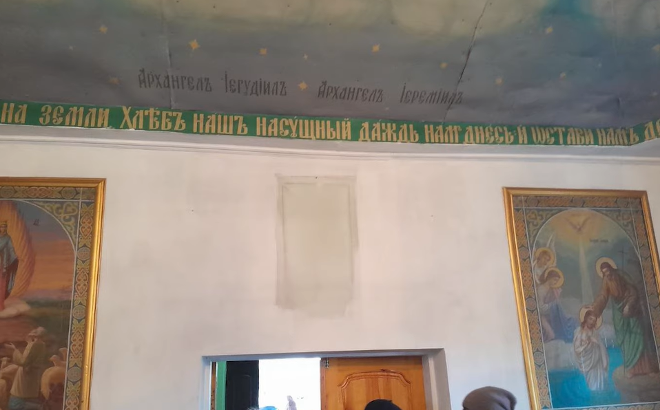 Винесли навіть ікони: прихильники УПЦ МП «обчистили» церкву, яку мусили віддати ПЦУ
