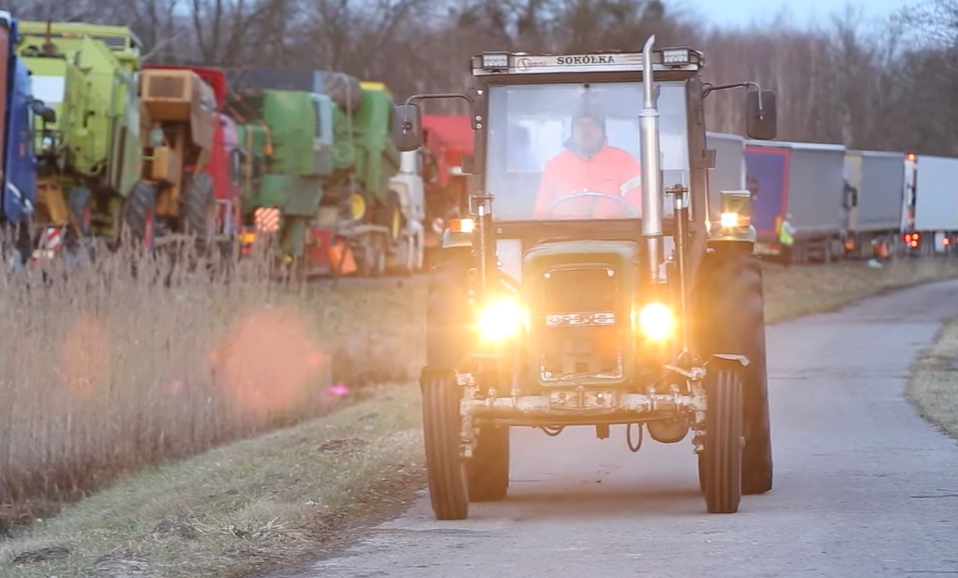 Новий зашквар на кордоні: поляки заблокували трактор для українських селян
