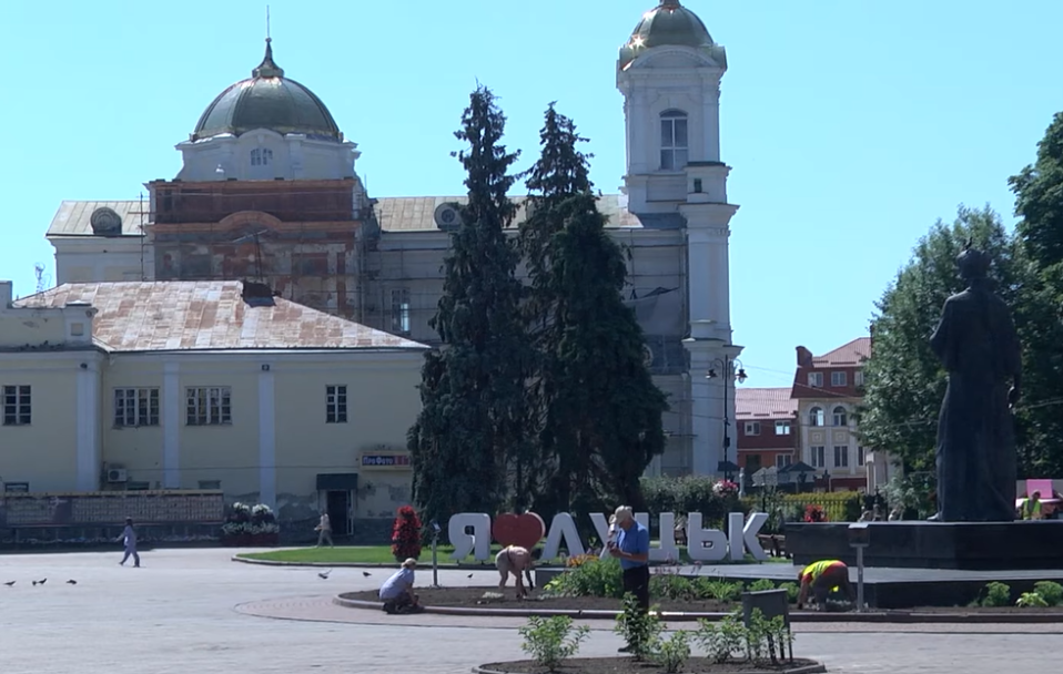 Півстолітнє понищене ялинкове «тріо» в центрі Луцька: зрізати чи хай росте