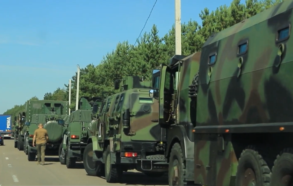 До білоруського кордону їде колона військової техніки з нацгвардійцями