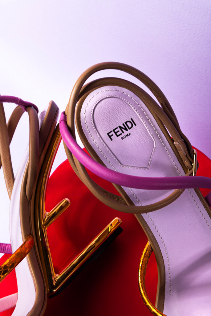 Запущена в 2005 році, Fendi Spy Bag повертається деконструйованою з крученою ручкою в сорбетних тонах, приєднуючись до Peekaboo і Baguette в якості ікони Дому.

Fendi 2025
Наратив, що постійно розвивається, продовжує колекція Fendi Casa 2025, представлена у флагманському бутіку на площі Пьяцца делла Скала під час Тижня дизайну в Мілані 2025. Поєднуючи нові ідеї з характерною естетикою Будинку, колекція обрамлена роботами Льюїса Кеммено, продовжуючи співпрацю, започатковану для Design Miami/ 2024. Колекція вкотре демонструє прихильність до відкриття та підтримки молодих талантів, яку активно підтримує Сільвія Вентуріні Фенді, і водночас переосмислює коди Будинку — від переплетення до шкіри Cuoio Romano, традицій Selleria та мотиву FF. 